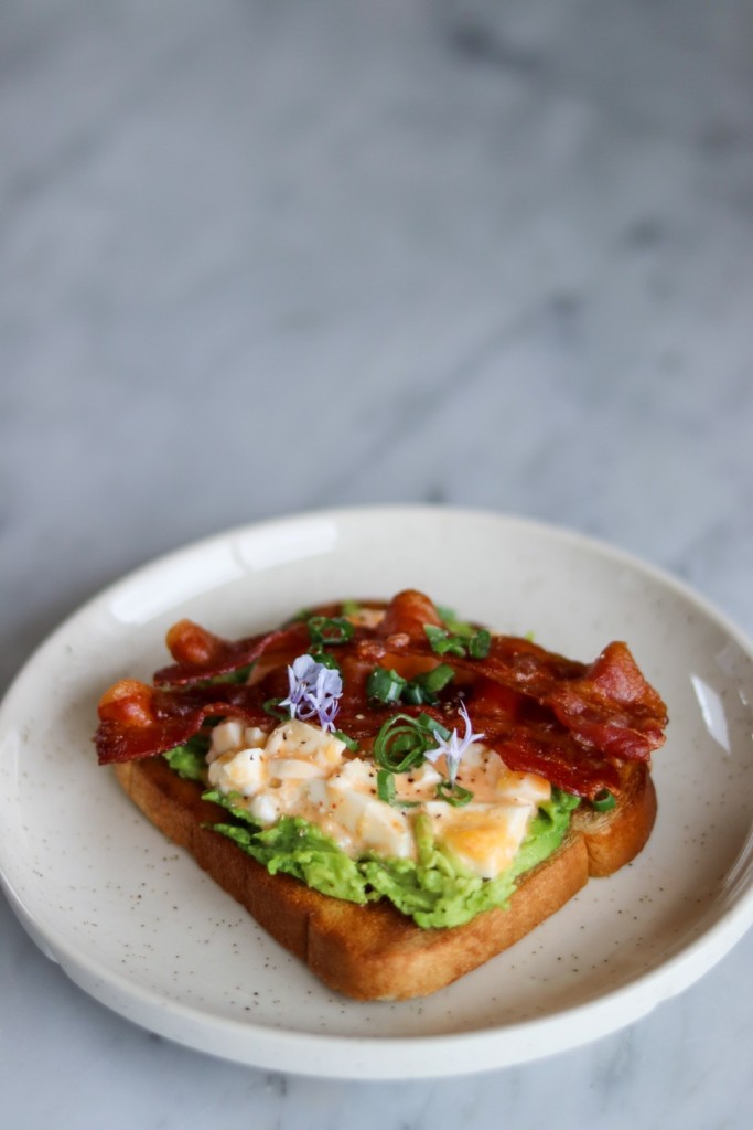 Avocadotoast med spicy æg og sprød bacon