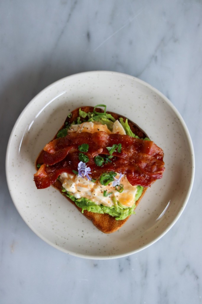 Avocadotoast med spicy æg og sprød bacon
