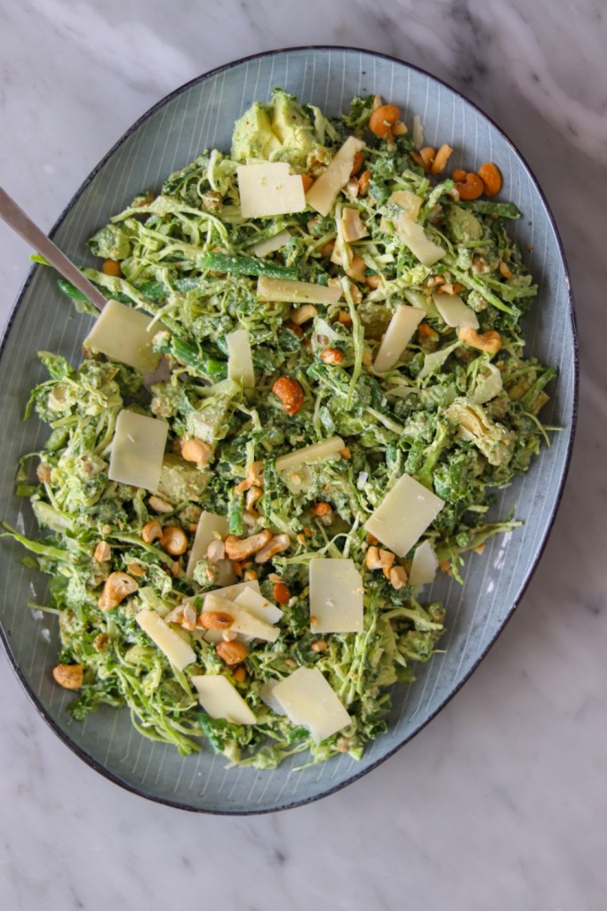 Kålsalat med kikærter og cashewcreme