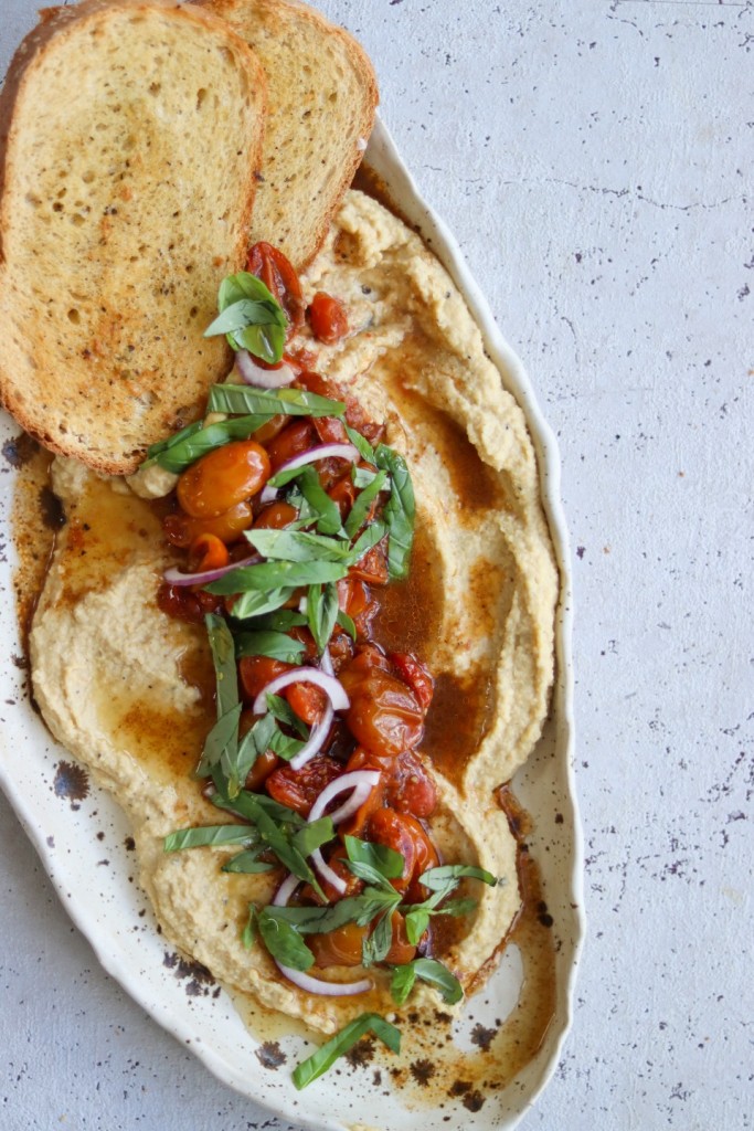 Humus med bagte tomater