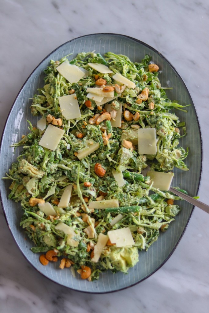 Kålsalat med kikærter og cashewcreme