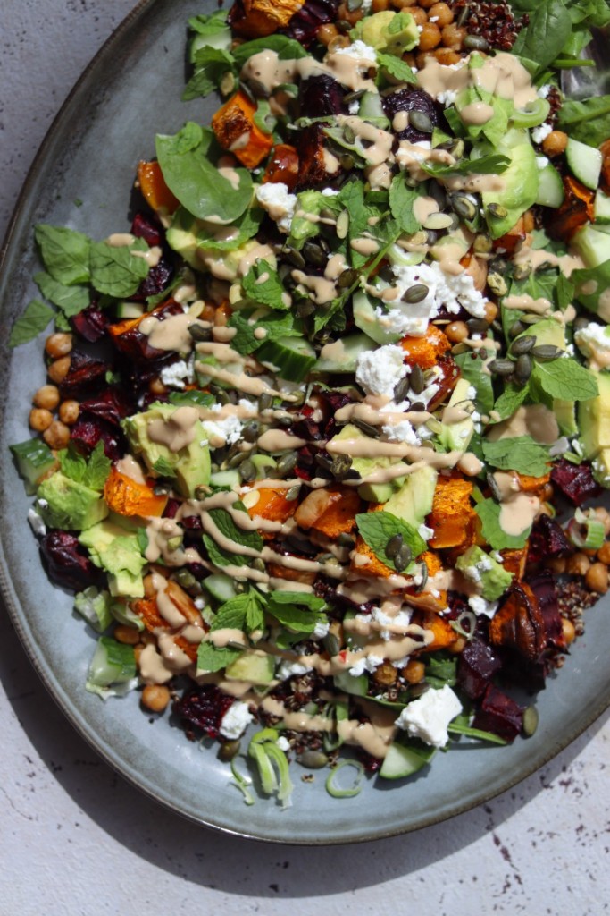 Mættende måltidssalat med rødbede og quinoa
