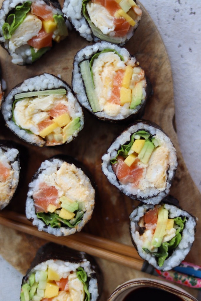 Sushi med laks og scramleegg
