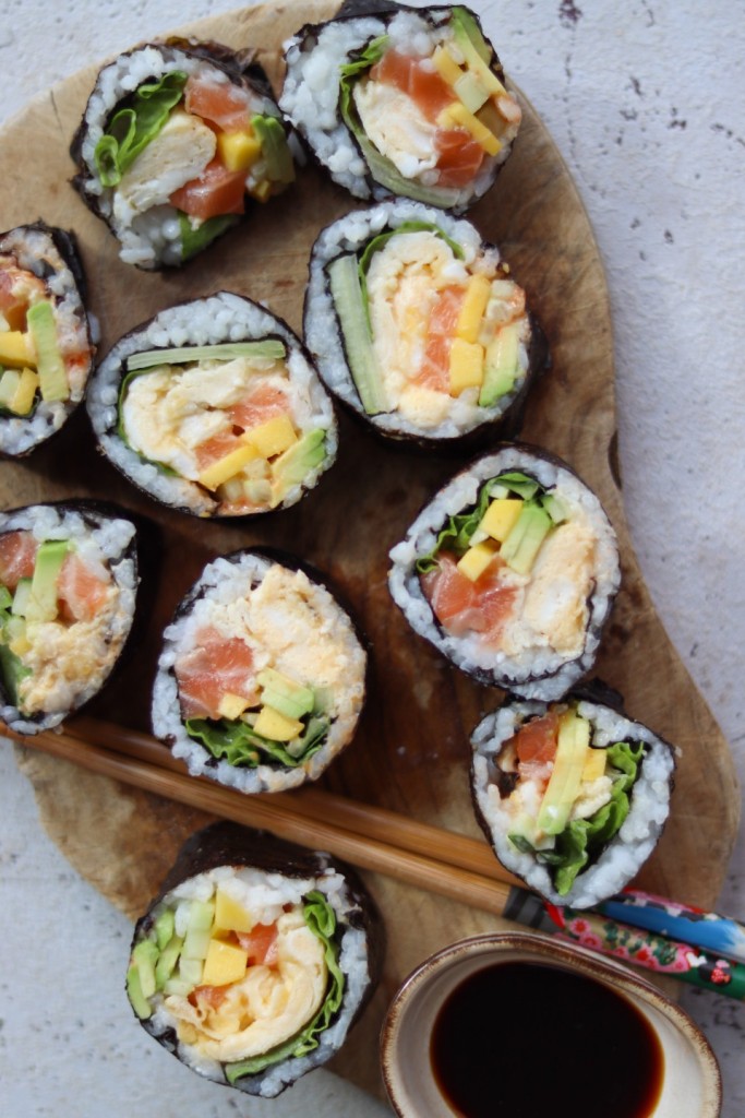 Sushi med fersk laks og scramle egg