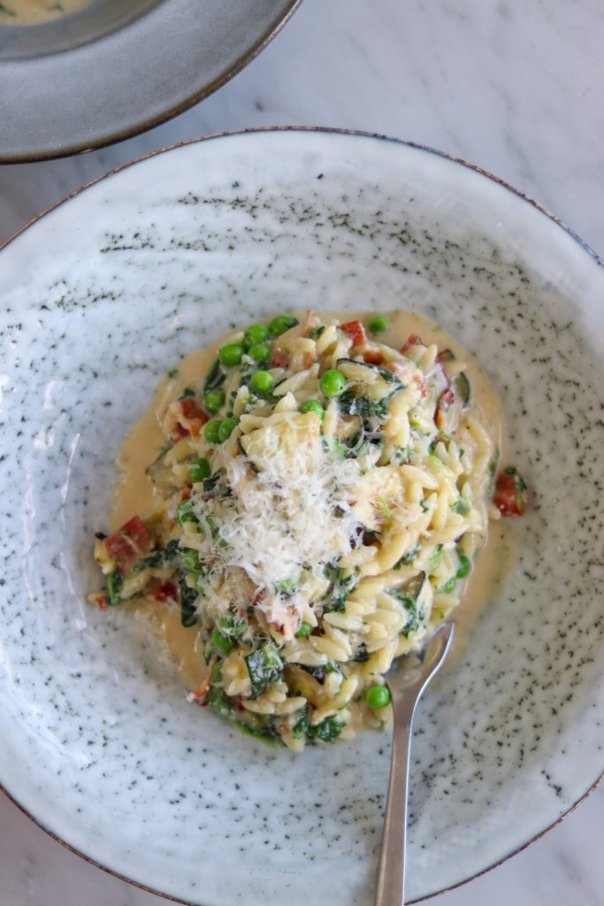Orzo carbonara med ærter og spinat