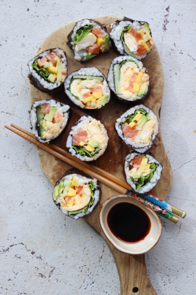 Sushi med fersk laks og scramle egg