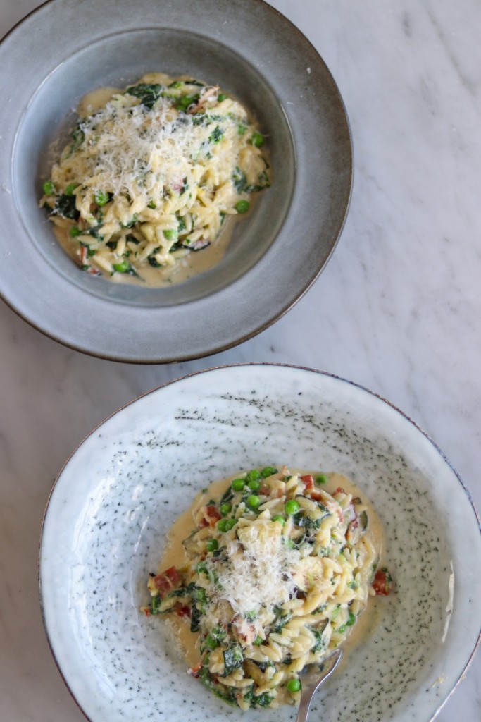 Orzo carbonara med ærter og spinat