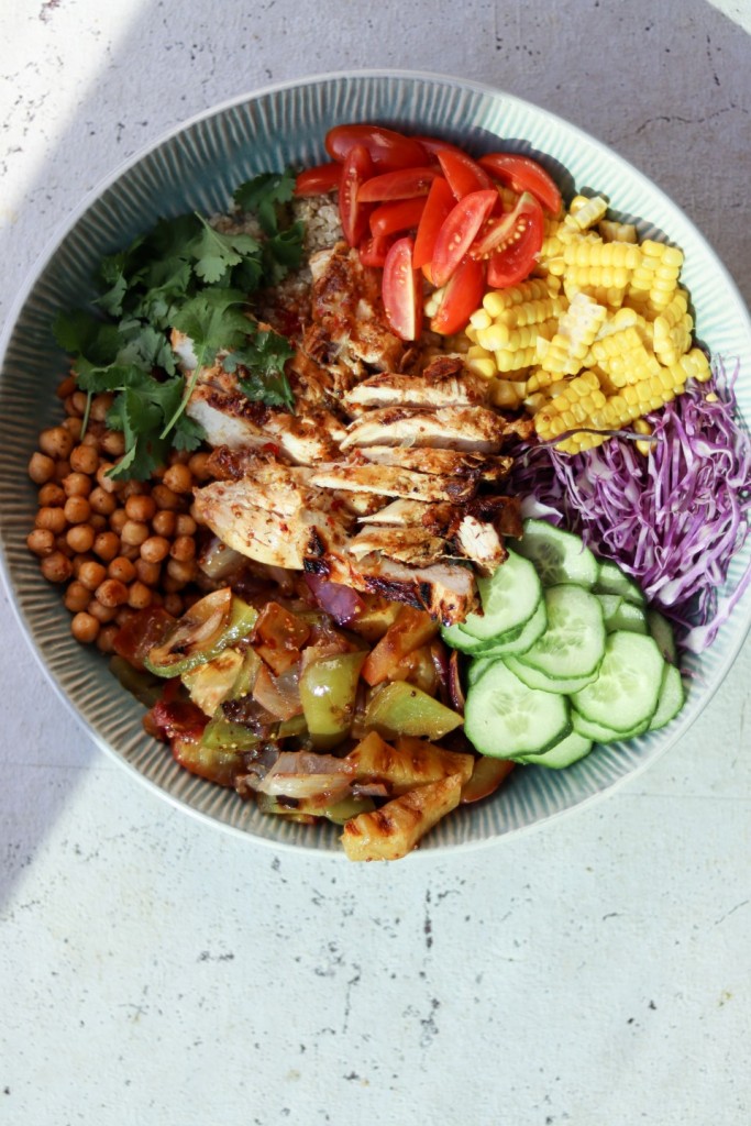 Salat med grov chutney og kylling