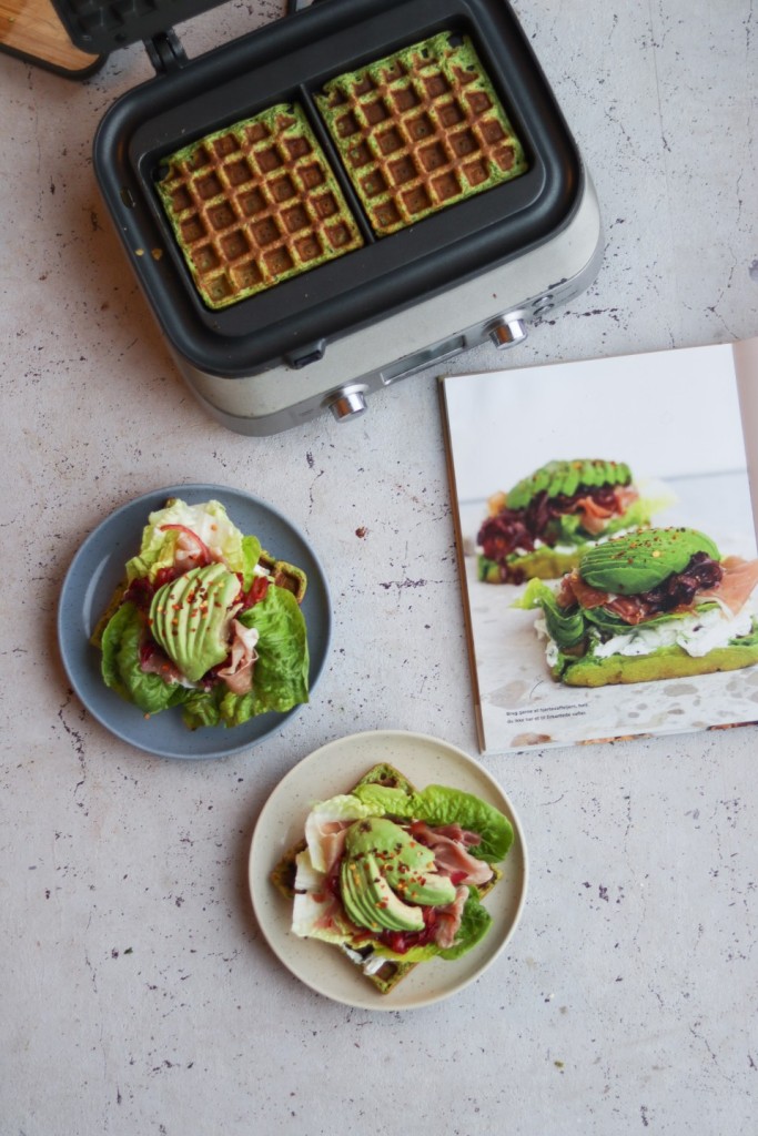 Spinatvafler med hvidløgscreme, skinke og kompot