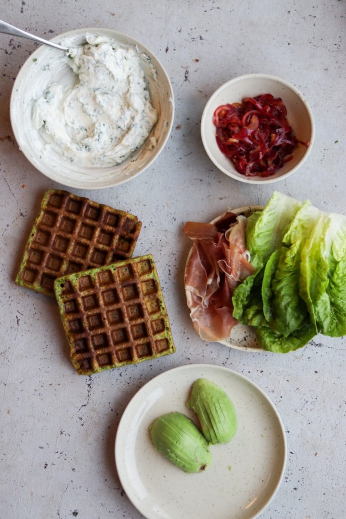 Spinatvafler med hvidløgscreme, skinke og kompot