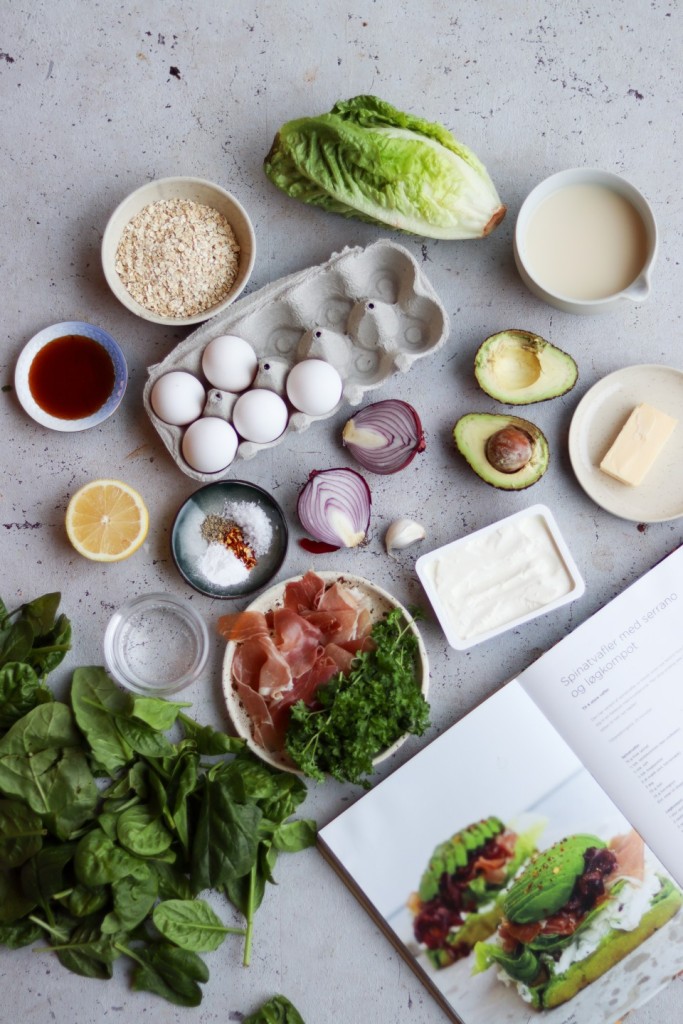 Spinatvafler med hvidløgscreme, skinke og kompot