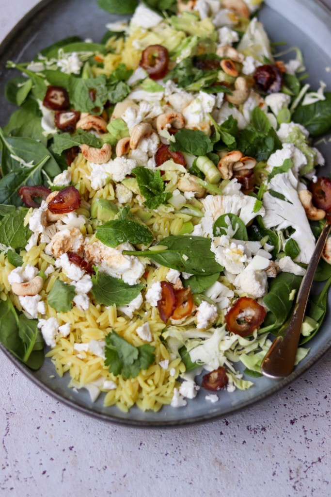 Orzosalat med feta, dadler og lime Orzosalat med feta, dadler og lime