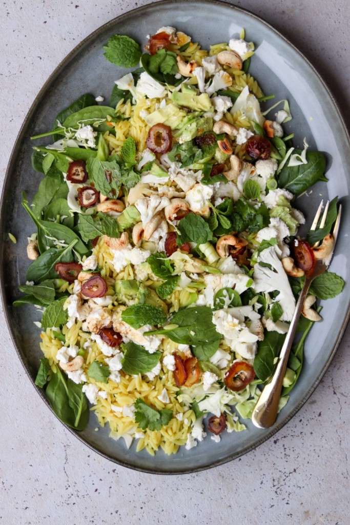 Orzosalat med feta, dadler og lime Orzosalat med feta, dadler og lime