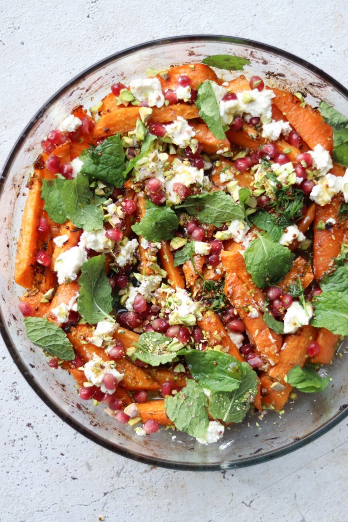 Bagte gulerødder med pistacie, mynte og granatæble