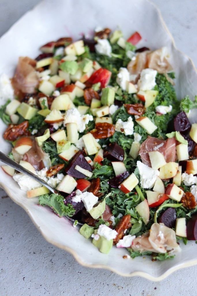 Salat med rødbede, æble og karamelliserede nødder 