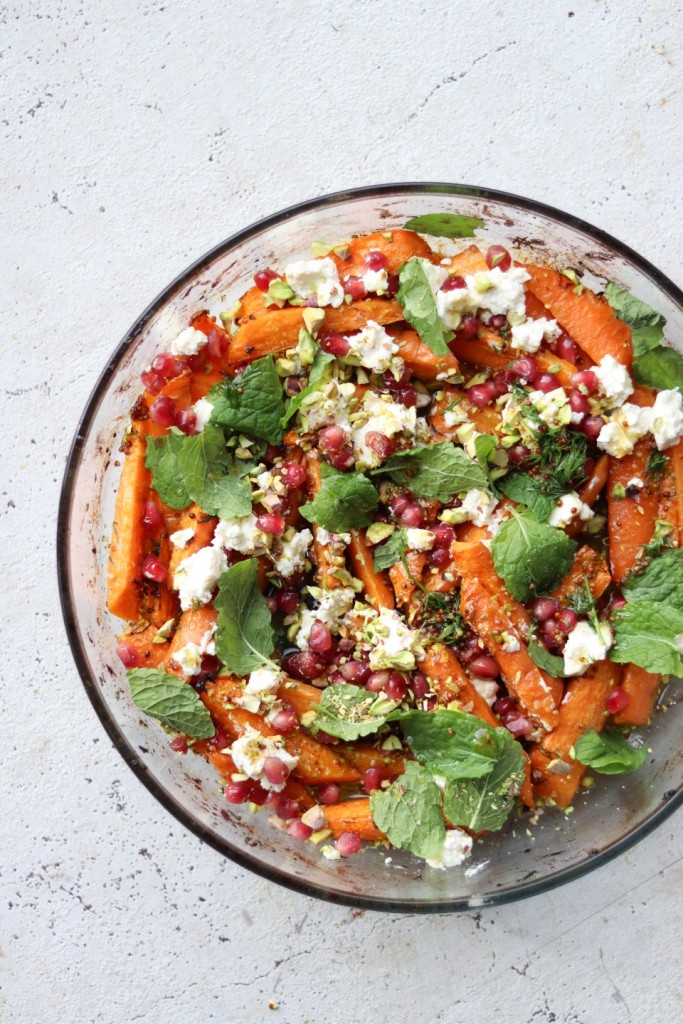 Bagte gulerødder med pistacie, mynte og granatæble