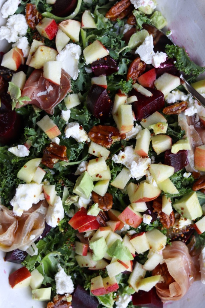 Salat med rødbede, æble og karamelliserede nødder 