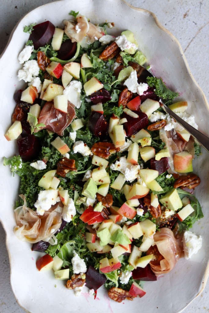 Salat med rødbede, æble og karamelliserede nødder 