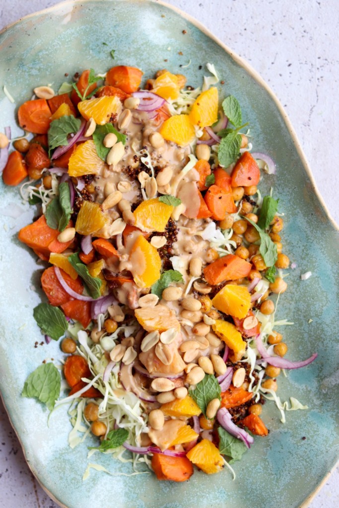 Salat med bagte gulerødder og sprød quinoa
