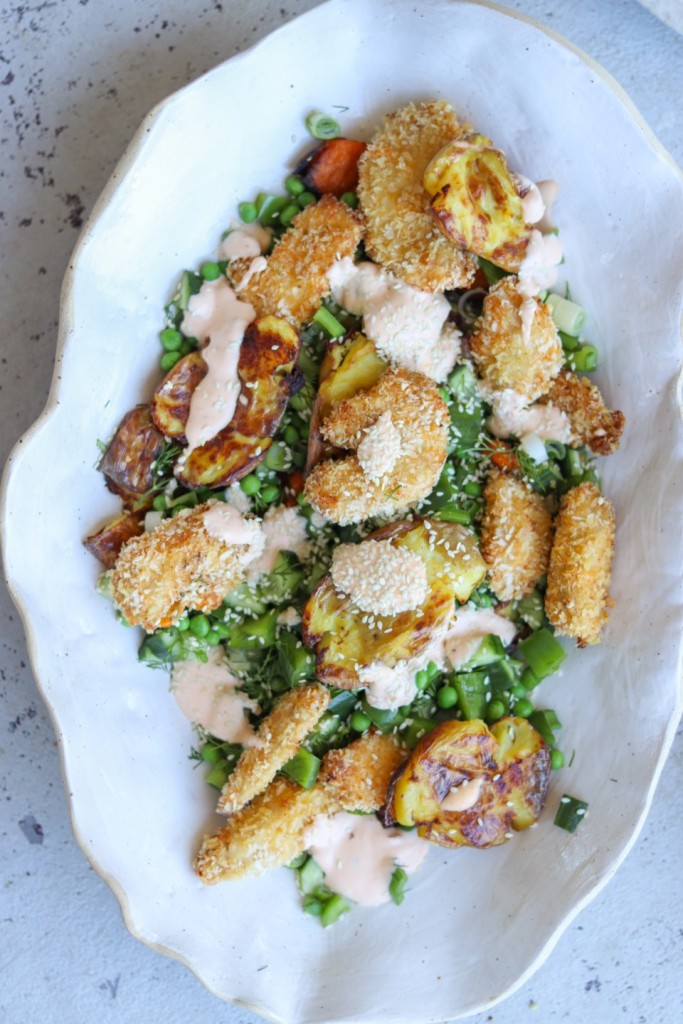 salat med knuste sprøde kartofler og nuggets