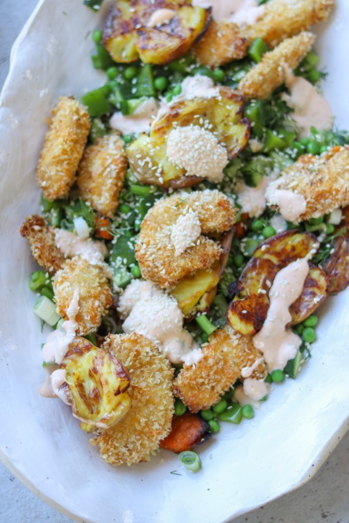 salat med knuste sprøde kartofler og nuggets